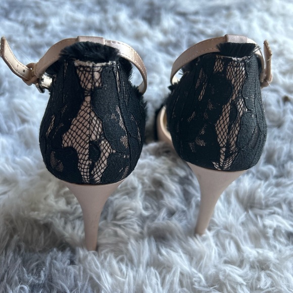 Nine West Woman’s Sexy nude and Black Lace Scollop Heel size 6.5 (small mark) - Picture 3 of 10